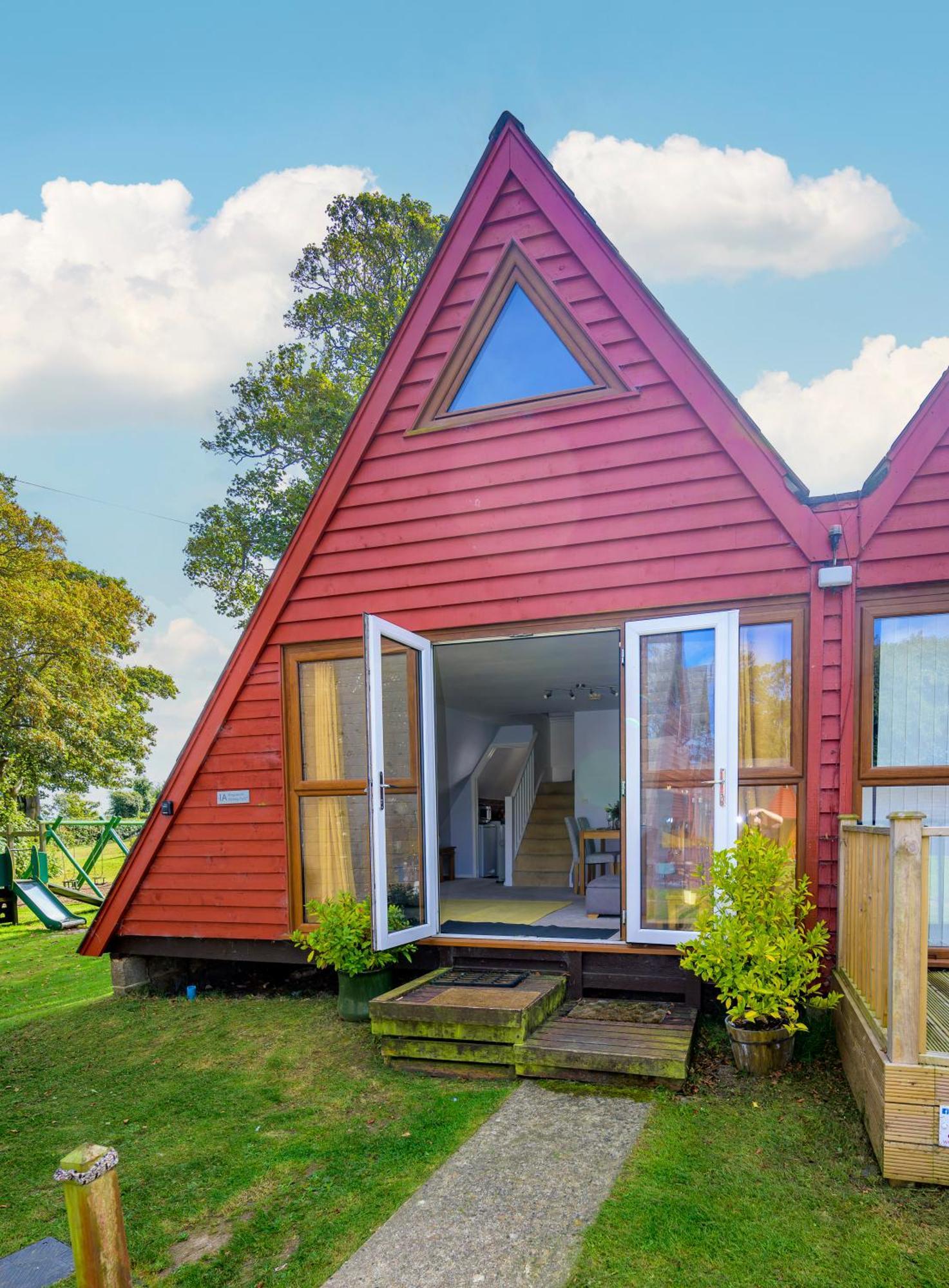 Escape To A Clifftop Chalet With Pool And Tennis Onsite - 1A Kingsdown Holiday Park ภายนอก รูปภาพ